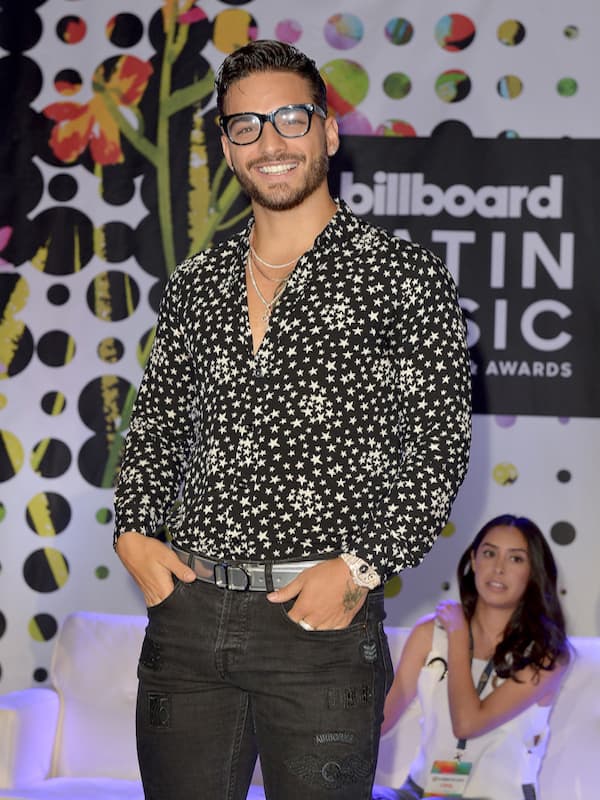 Incluso, los accesorios que usa el cantante de 26 años siempre dan de qué hablar, pues no importa si son unos lentes o collares, porque siempre encuentra la forma de combinarlo con su atuendo. 
<br>