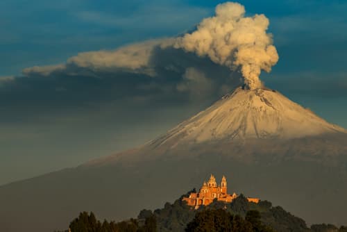 Cholula, Puebla: Una ciudad pequeña llena de tradiciones, reconocida por su gastronomía y la vista al imponente Popocatépetl.