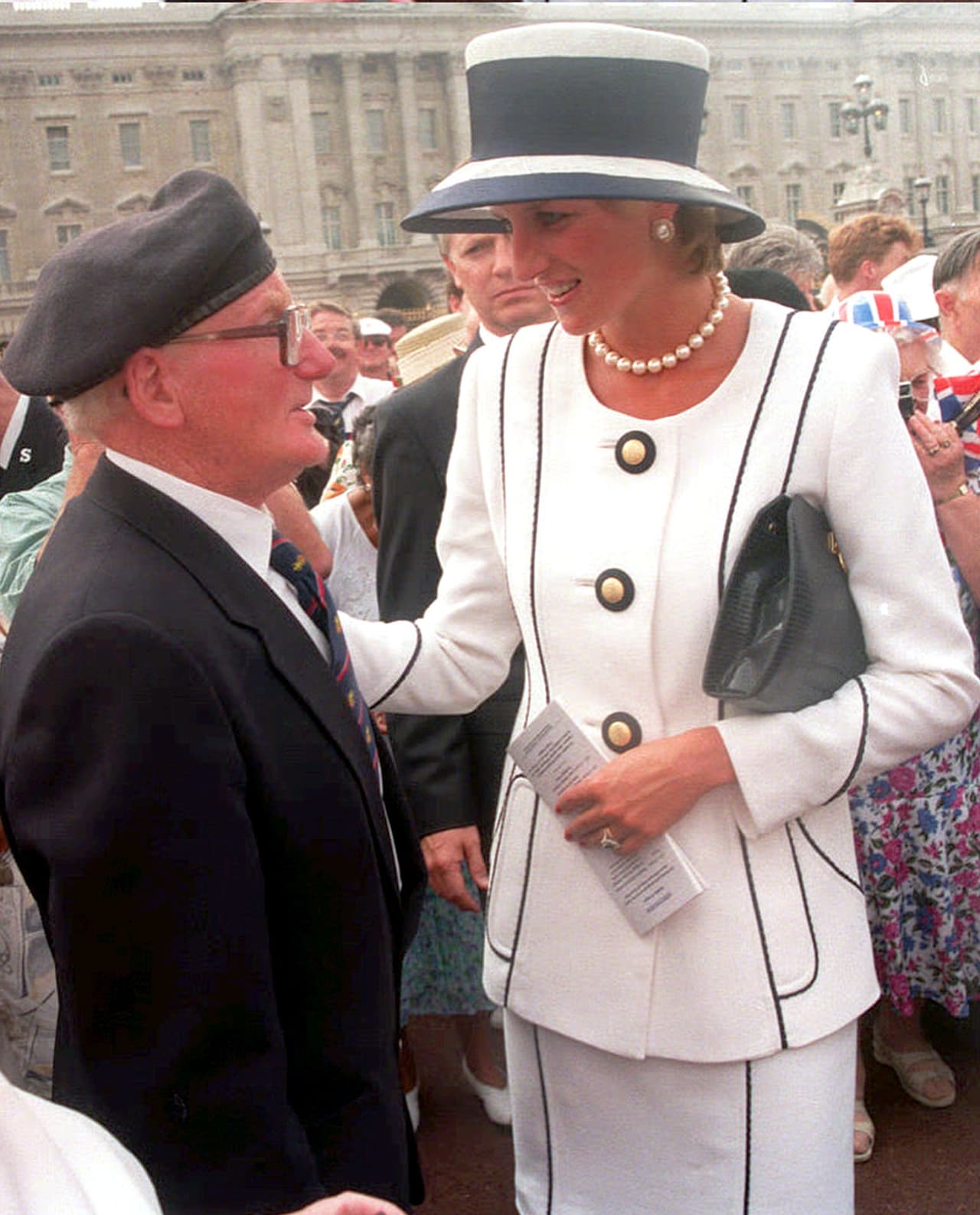 El corte y estilo, es similar a otro que portó su suegra en los 90.
