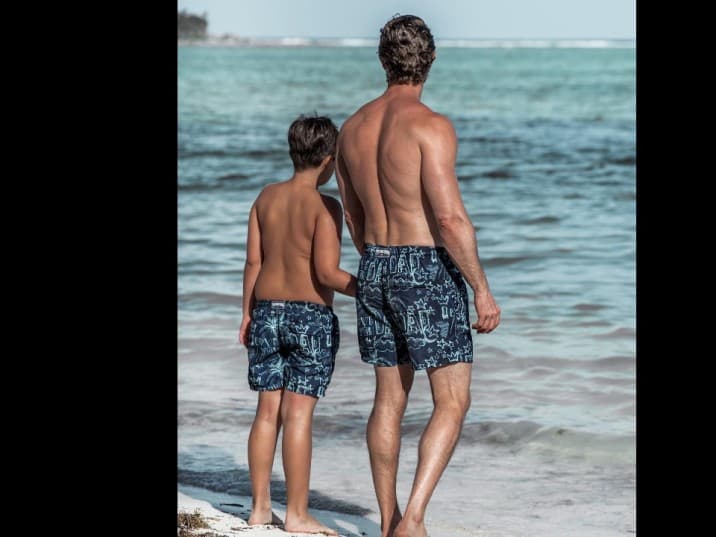 Parece que en eso los dos argentinos estuvieron de acuerdo, pues hace unos días, Galliano también protagonizó un video junto a Santi, y a pesar de que evitó mostrar la cara de su hijo, hubo algunos segundos en que se pudo ver el rostro. Eso bastó para que los seguidores aseguraran que su sonrisa era idéntica a la de su padre.