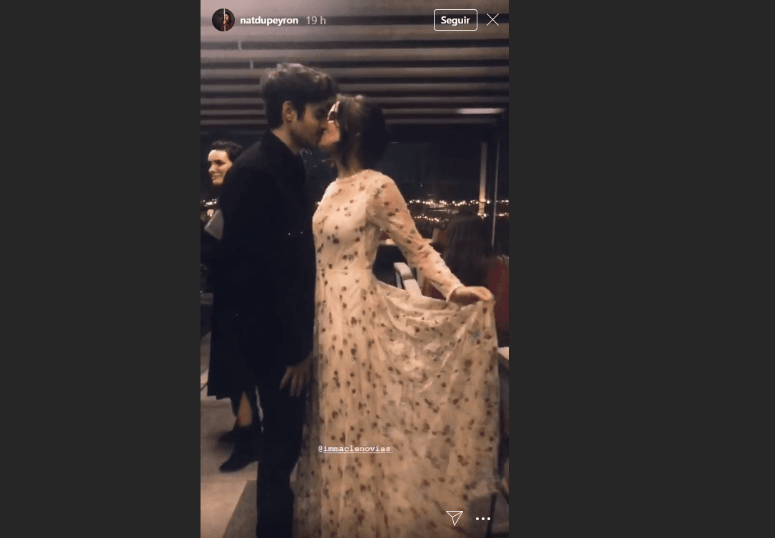 Dicho diseño usado por Natasha fue creado por la firma española Immaclé Novias, a quien la misma actriz agradeció y etiquetó en sus historias.