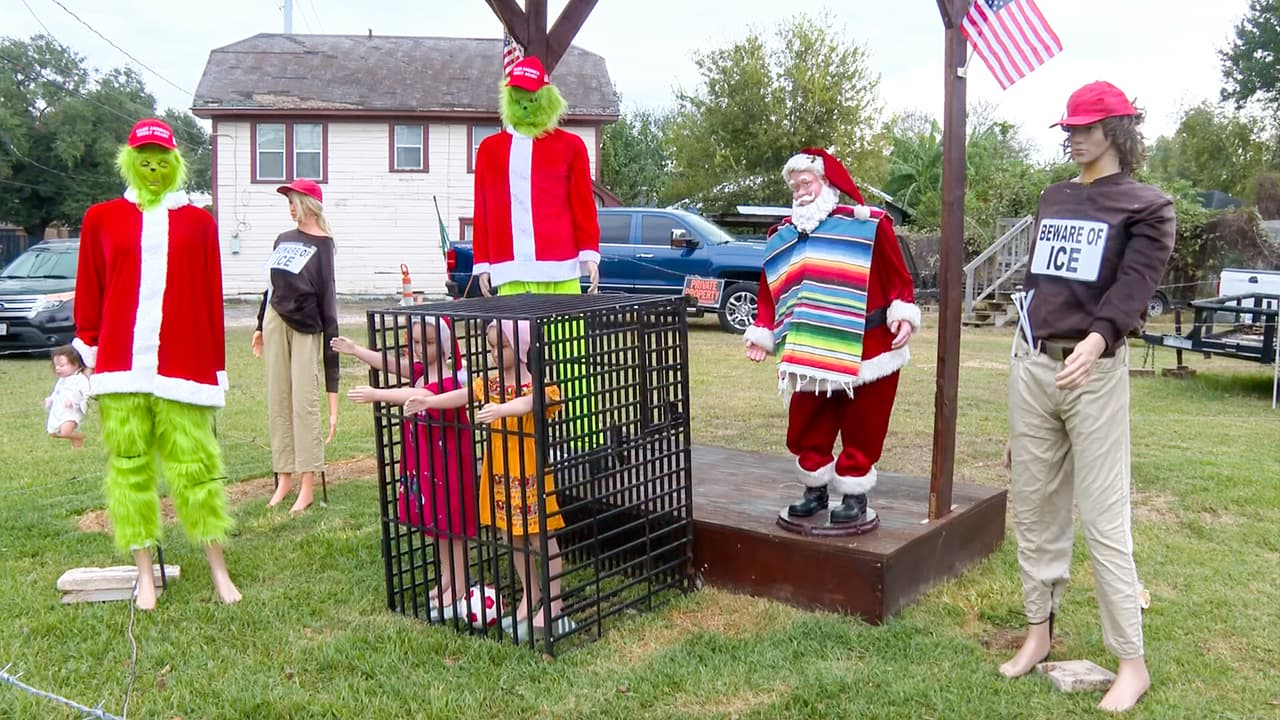 Vecino en Houston decora su casa con un ‘Grinch’ que separa a las familias inmigrantes