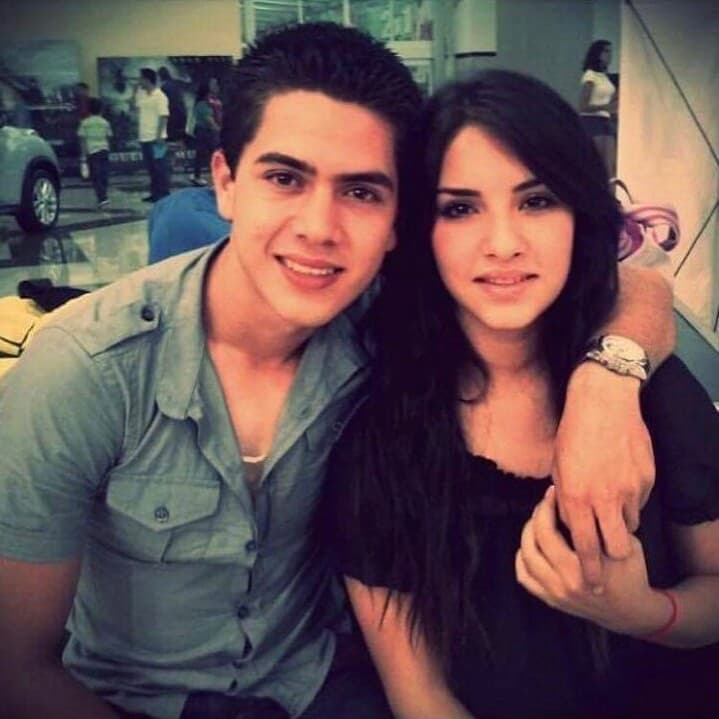 La Youtuber aprovechó para compartir fotos de cuando comenzó su noviazgo con JD cuando aún eran muy jóvenes, pues sólo tenían 17 años.