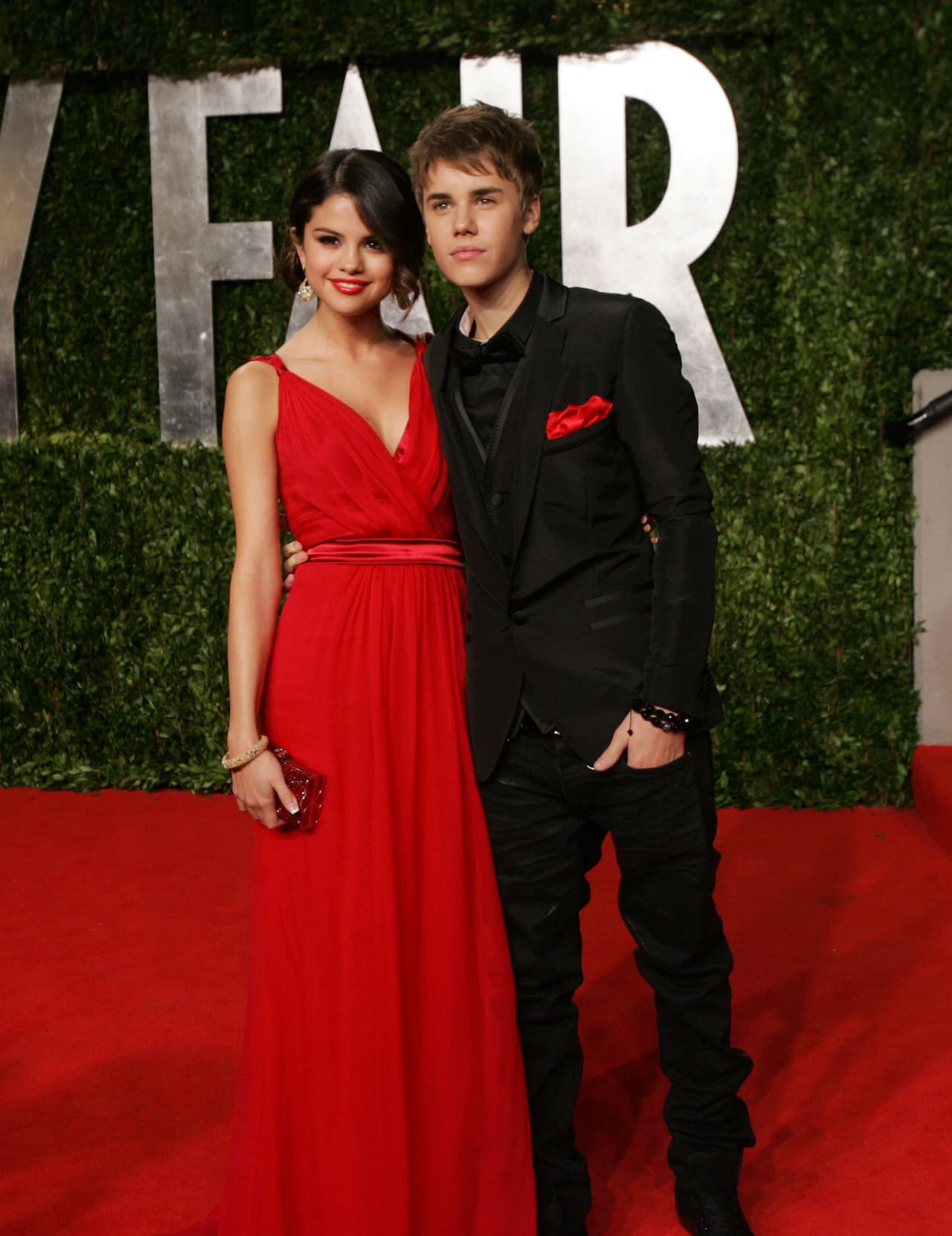 1. La relación se dió a conocer oficialmente en el 2011 durante una fiesta de Vanity Fair y por un tiempo, fueron considerados como una de las parejas famosas más queridas, siendo apodados como “Jelena”.