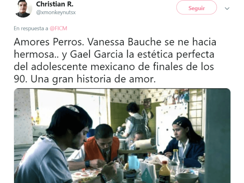 Amores Perros (2000), película de Alejandro González Iñárritu que entrelaza tres historias diferentes pero unidas por situaciones drámticas, el caos de la Ciudad de México y el cariño por las mascotas.