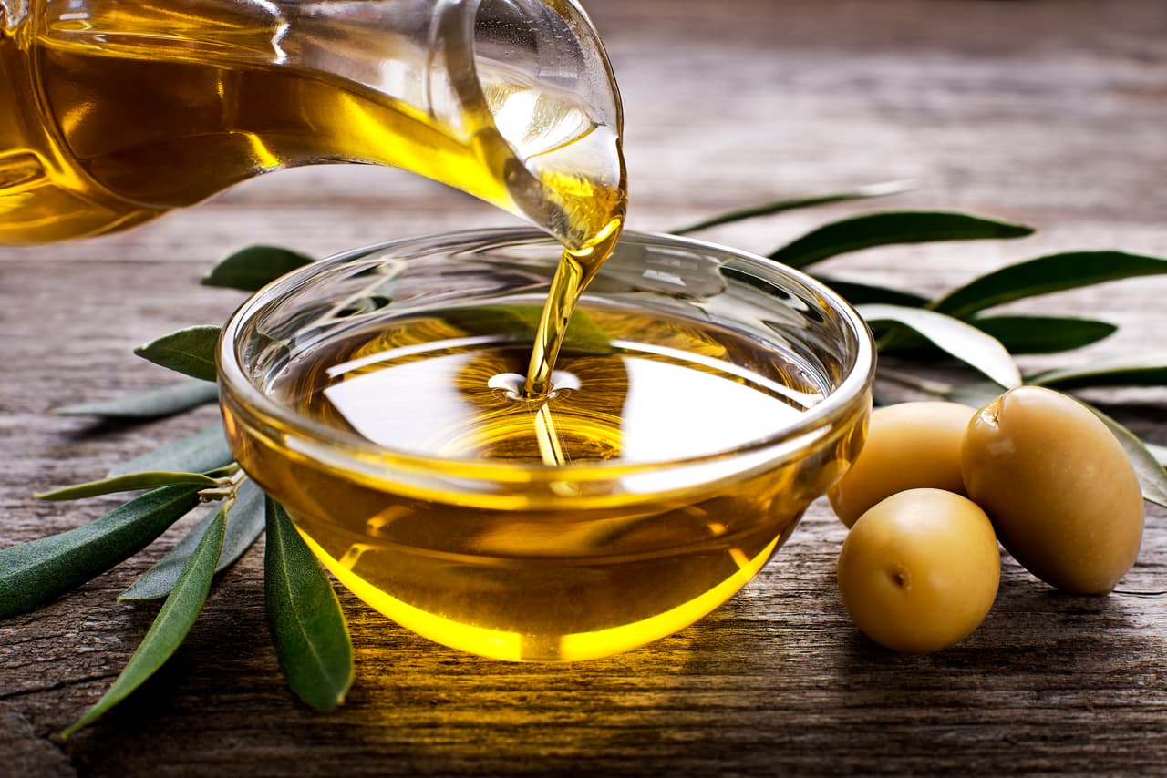 Aceite de oliva y ruda. Pica 2 cucharadas de ruda en pequeños trozos y viértela en un frasco, cúbrelo con aceite de oliva y deja que repose por dos semanas.