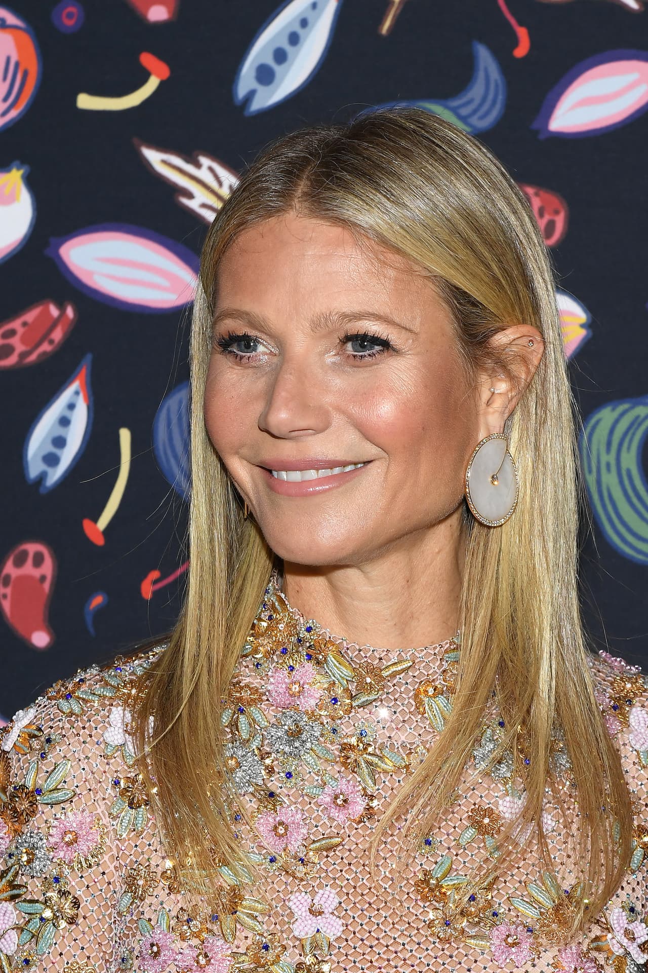 Gwyneth Paltrow y Brad Pitt fueron novios e incluso se habían comprometido, cuando ella tenía 24 años. Él lo propuso, pero ella prefirió esperar y decir que no, ya que consideró que no estaba lista. En el 2003, se casó con Chris Martin, el padre de sus dos hijos: Apple y Moses. Hoy, está felizmente casada con el productor Brad Falcuk