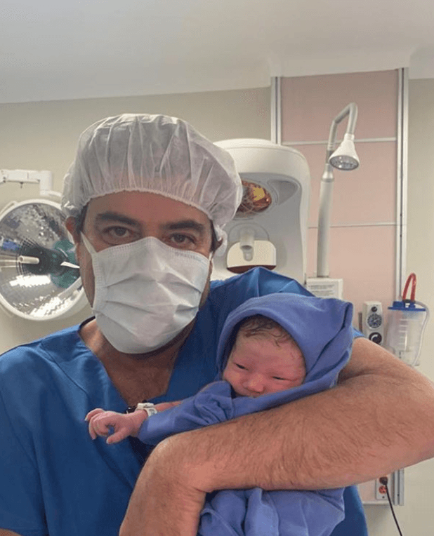 La bebé llegó al mundo el 27 de octubre y el conductor reveló que hubo una situación que pudo haber puesto la vida de la bebé en peligro.
<br>
<br>"Sucedió algo que es impresionante… me dijo (el doctor) que en 20 años solo había visto tres casos, salió con el cordón hecho un nudo, algo que jamás había visto él”, narró para el programa 'Hoy'.
<br>
<br>
<br>Afortunadamente, su pequeña nació con bien. Llegó al mundo pesando 3 kilos 260 gramos y midió 52 centímetros. 
<br>