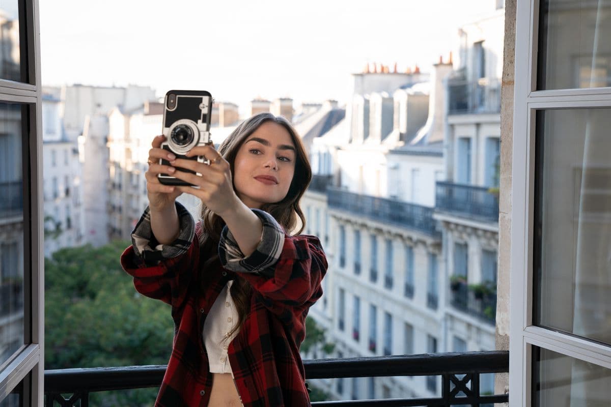 'Emily in Paris' es la nueva sensación de Netflix, pero al parecer a la serie no le ha ido muy bien con la crítica francesa, y es que los parisinos la acusan de tener una trama sosa y xenófoba.