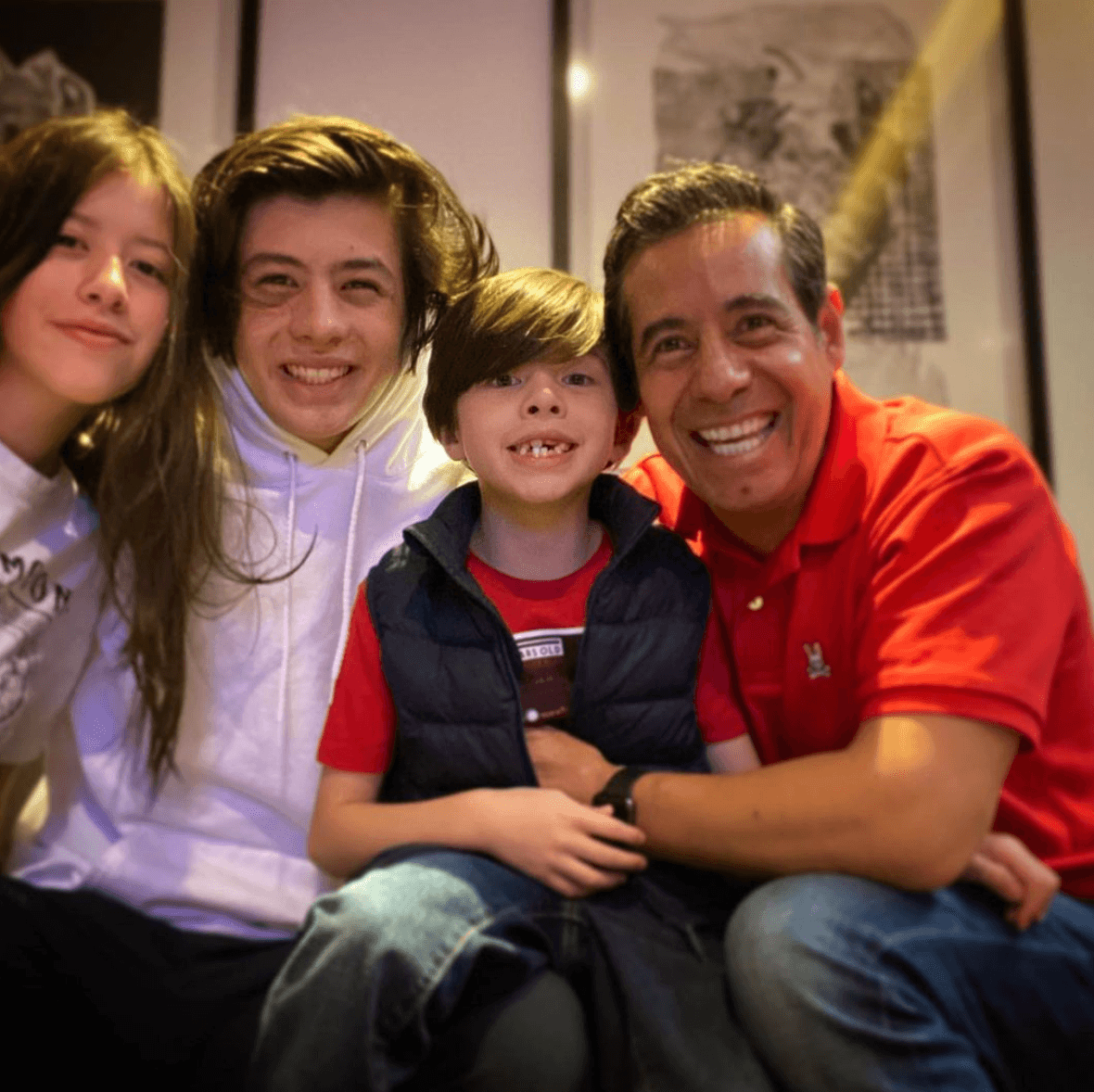 Santiago, Regina y Elías son la adoración de 
<b>Yordi Rosado</b>. El conductor y su exesposa, Rebeca Rodríguez, procrearon a tres hijos con quienes disfruta viajar y compartir momentos en familia.