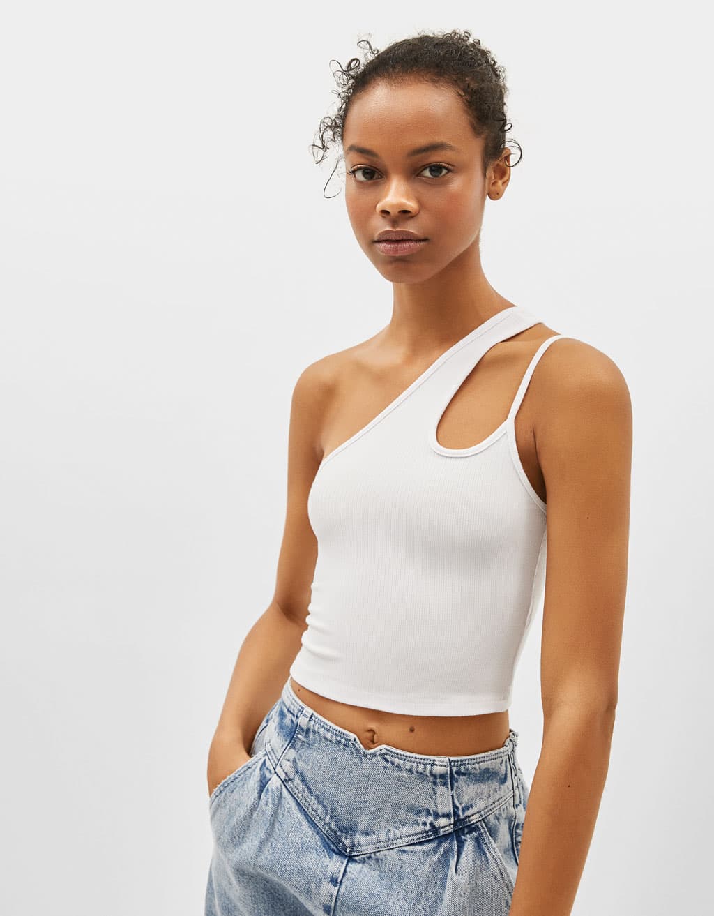 Elige blusas con cortes asimétricos.