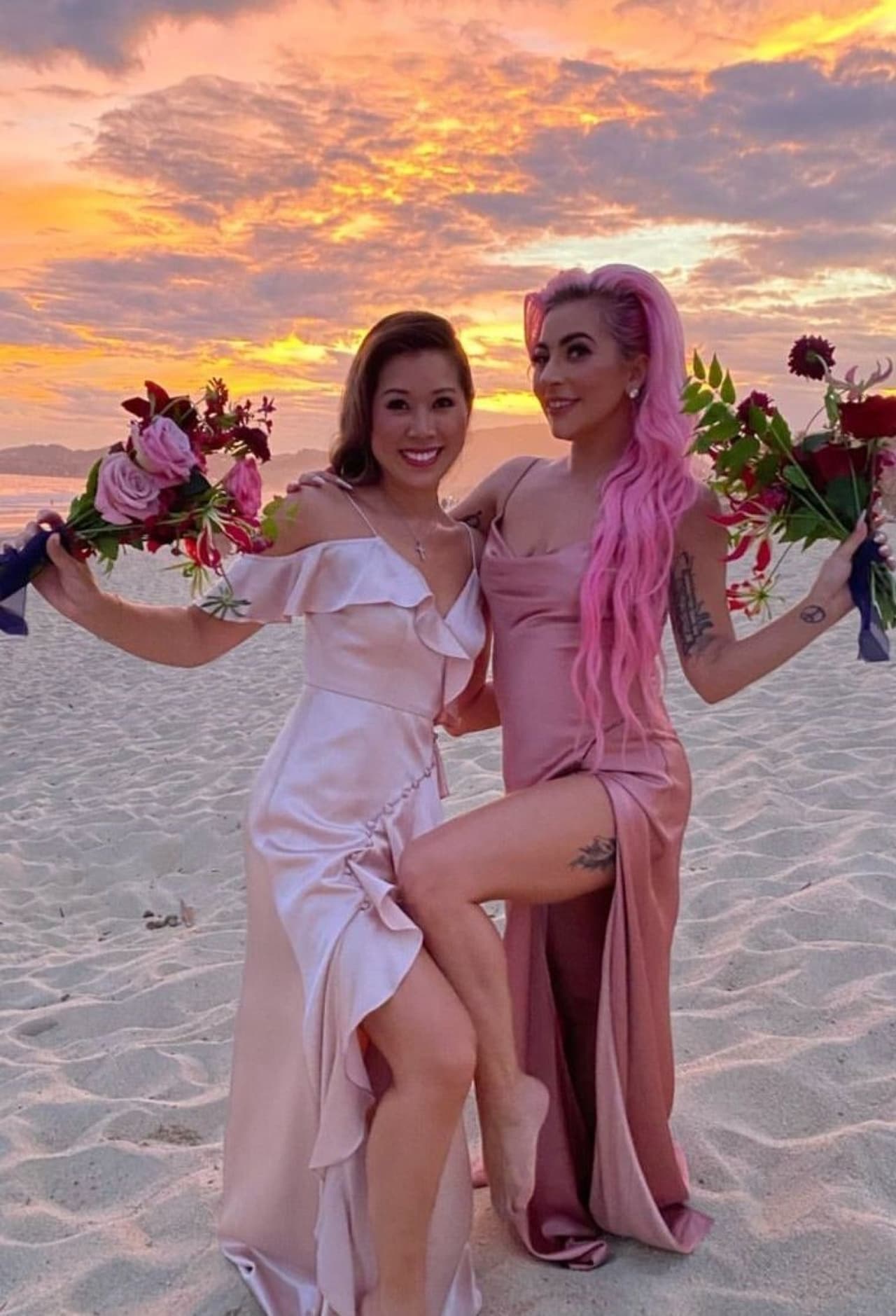 En el 2019 Lady Gaga impresionó con un cambio de look en el que se enamoró por completo del cabello color rosa. En aquel entonces su rosada melena quedó más que perfecto para su look de dama de honor en la boda de su gran amiga y reconocida maquillista, Sarah Tanno, en una romántica ceremonia que tuvo lugar en las playas de Cabo, San Lucas.