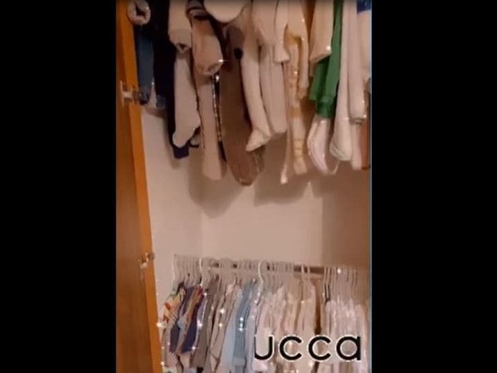En el clóset de Lucca, que es amplio, se puede ver que tiene ropa de todos los colores, pero predominan los tonos azules, verdes y amarillo.