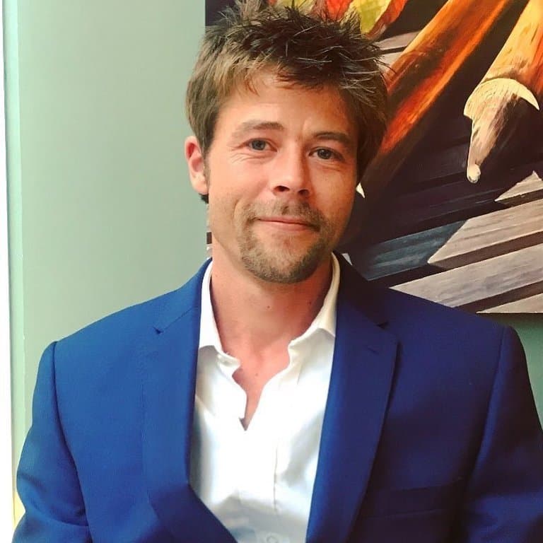 Albañil que se volvió viral por ser 'el doble de Brad Pitt' ahora tiene nueva carrera