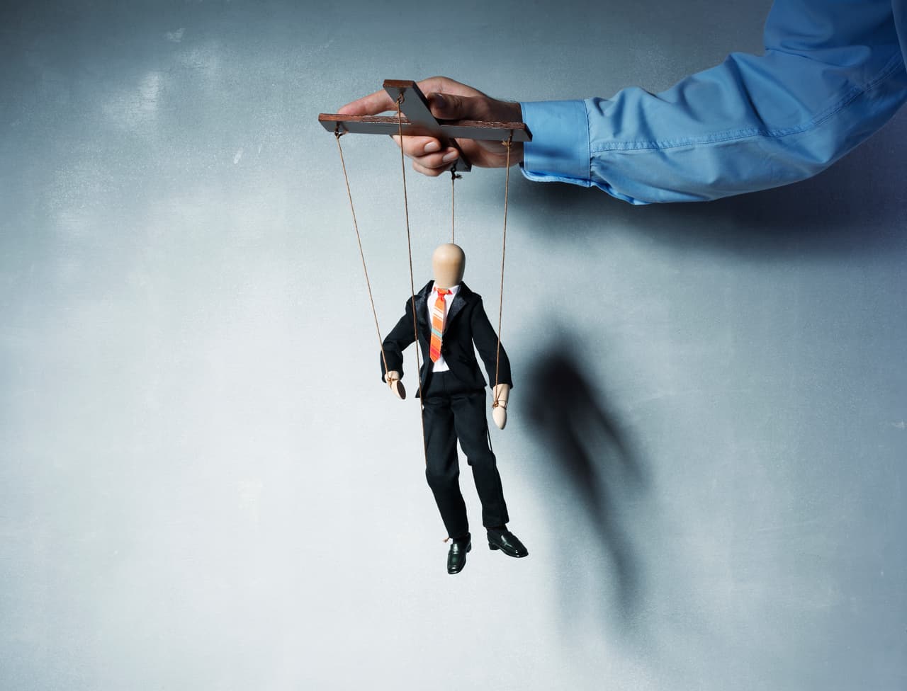 Intentar controlar algo que no te corresponde o no está en tus manos, también te generará frustración, por lo tanto, te llevará a la insatisfacción