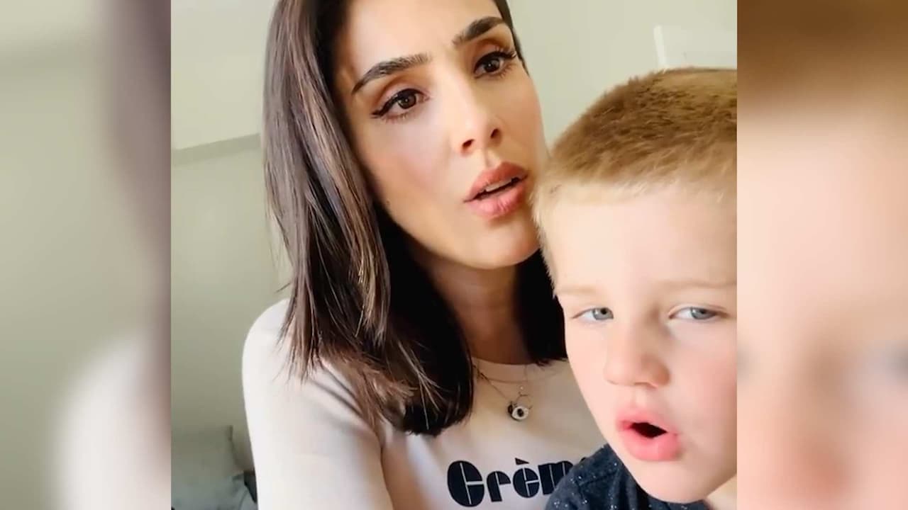 Así canta Sandra Echeverría en compañía de su hijo