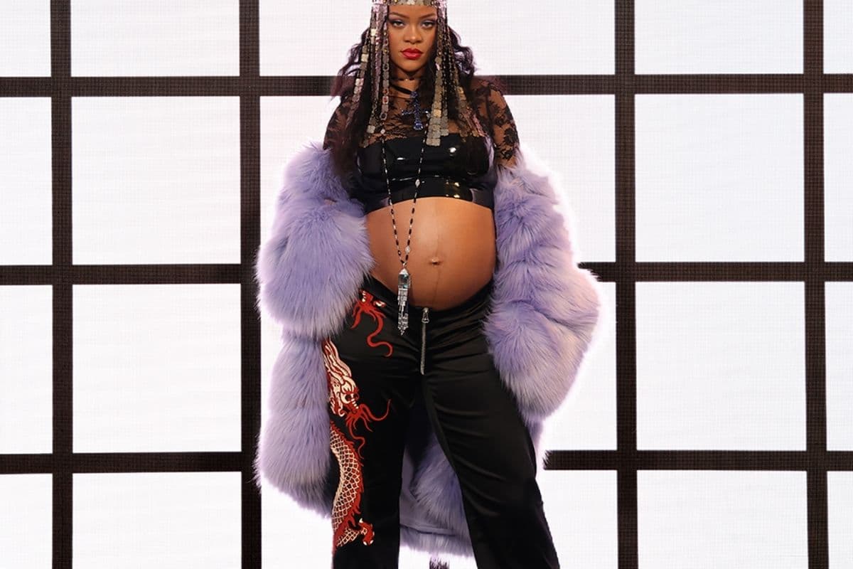 Rihanna posa embarazada de su primer bebé en Milán