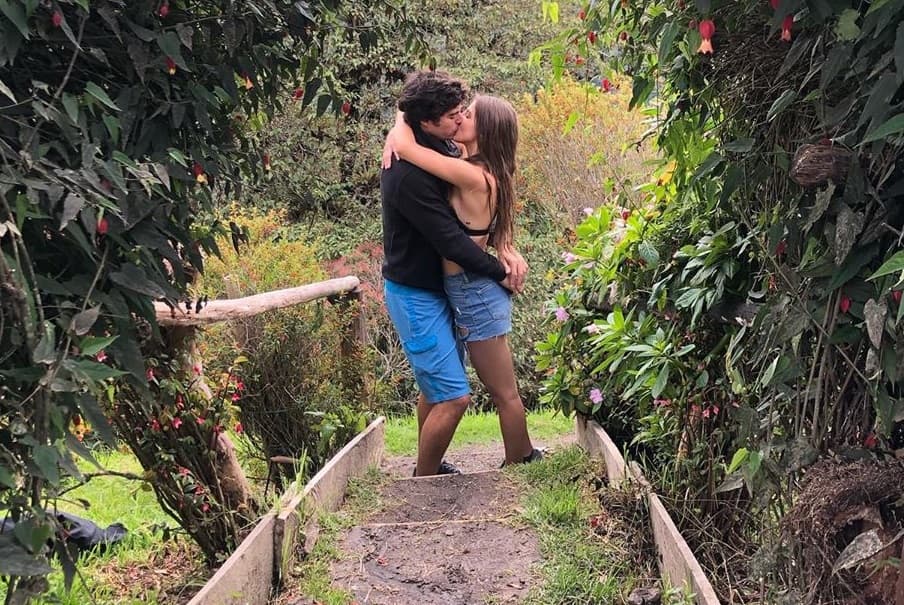 Aunque Michelle Renaud y Danilo Carrera se conocieron en 2018 durante una sesión de fotos y ese mismo año protagonizaron juntos la telenovela ‘Hijas de la Luna’, su historia de amor comenzó en junio de 2019, fecha en la que anunciaron su noviazgo con esta fotografía.
