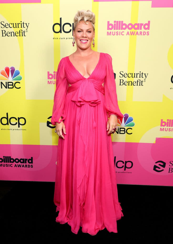 La cantante Pink recibió el premio Icon Award y para la alfombra roja del evento modeló un vestido rosa, diseño de la marca Alexander McQueen.