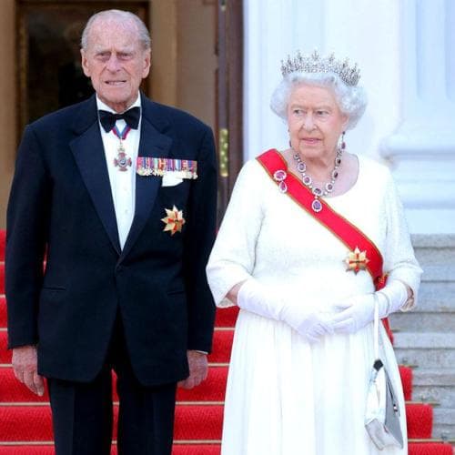 A través de un comunicado que emitió la Familia Real se dio a conocer que este 9 de abril falleció el Duque de Edimburgo en el Castillo de Windsor. Tras el anuncio, se espera un periodo de ocho días de luto nacional que serían llevados por todo el personal en el Palacio de Buckingham.