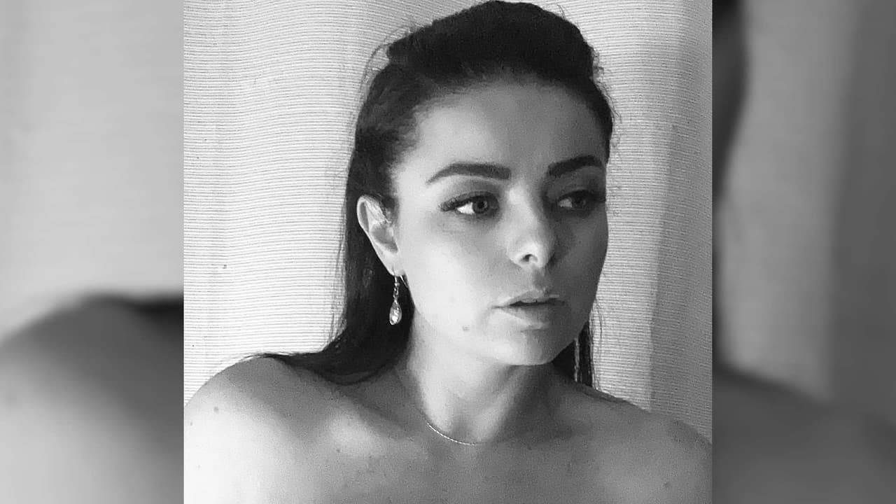Violeta Isfel cumple apuesta y posa en toples cubriéndose con dos hamburguesas