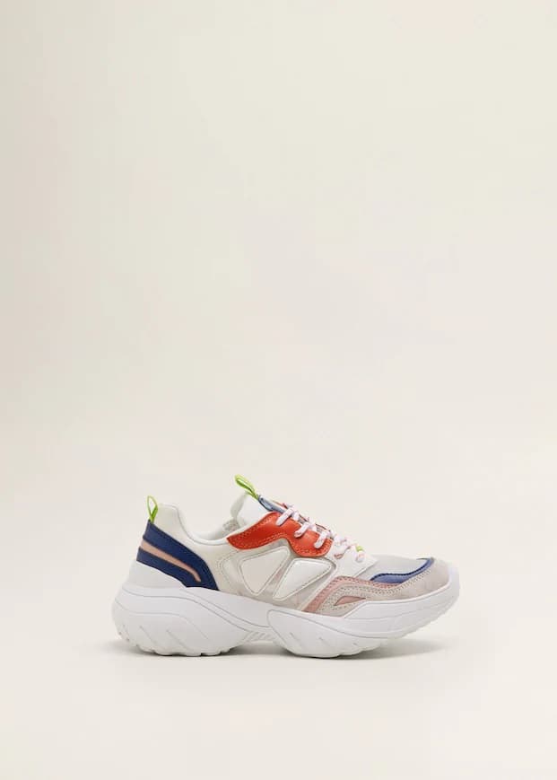 Tenis con colores vivos y contrastantes.
