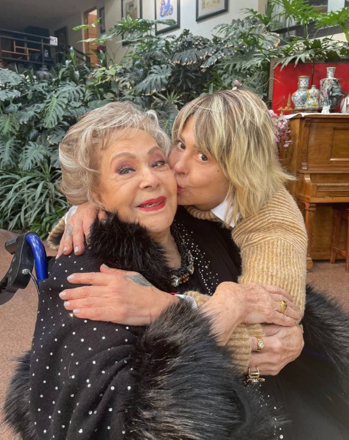 Silvia Pinal reaparece más feliz que nunca con Alejandra Guzmán