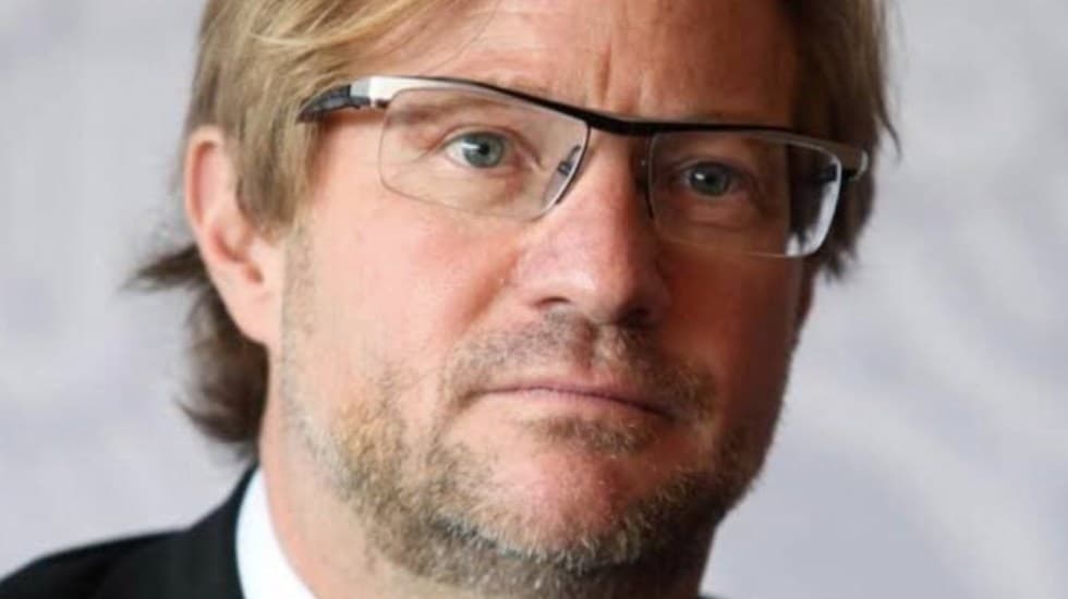 Ordenan detener al escritor Andrés Roemer por denuncias de mujeres contra él