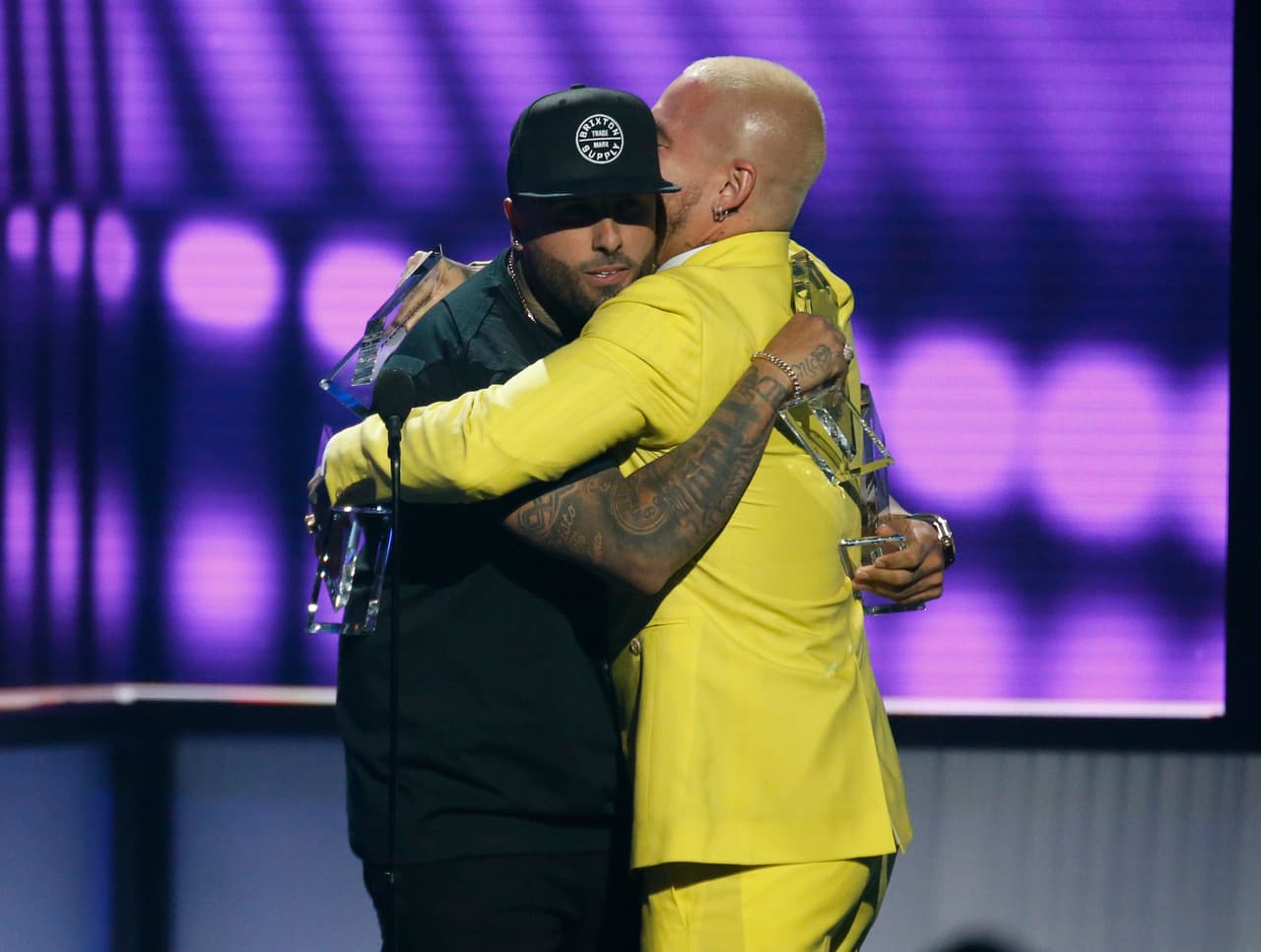 El cantante colombiano quien ganó junto con Nicky Jam, la mejor canción en Airplay por "X", nos demostró que los hombres le pueden robar 'looks' a las mujeres y lucir impecables.