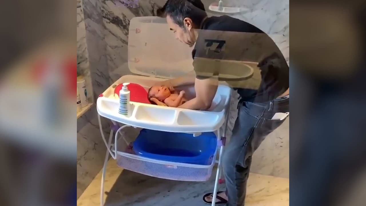 Adrián Uribe muestra su lado paternal y enternece al aparecer bañando a su recién nacida