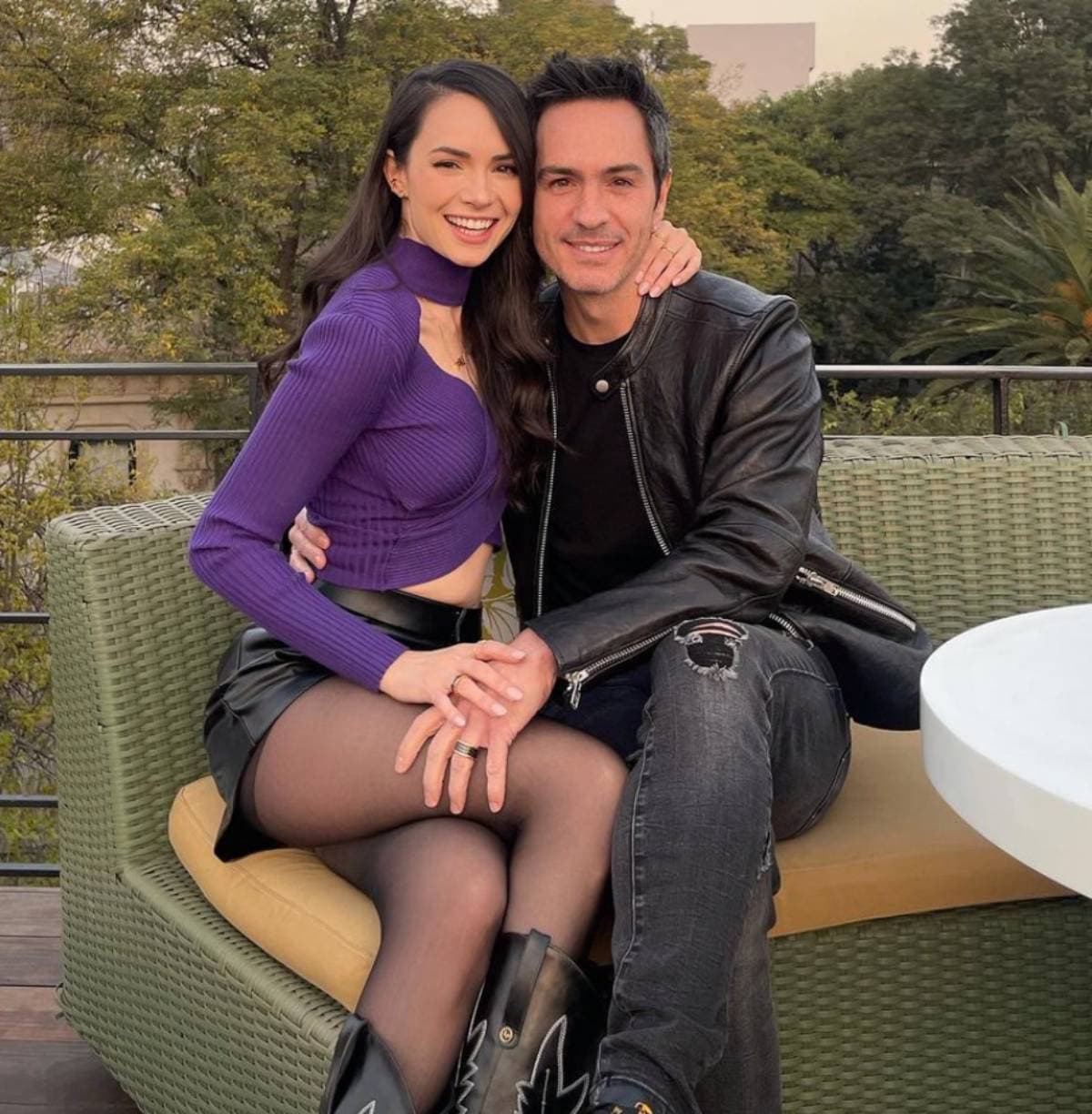 Paulina Burrola presume el regalo que le envió Mauricio Ochmann