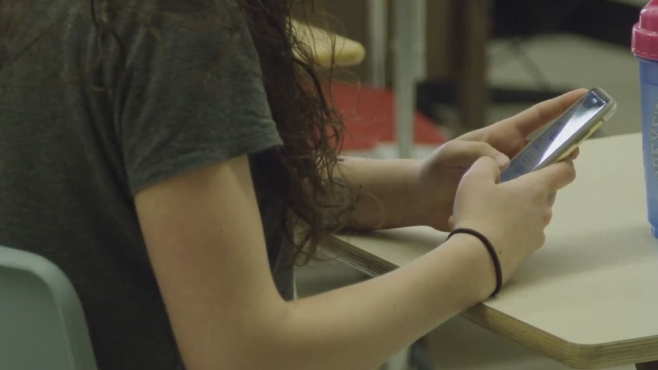 Distritos escolares de Carolina del Norte tendrán que restringir el uso de celulares en las aulas