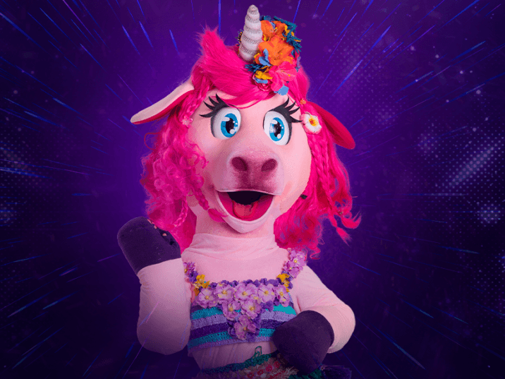 Unicornio es un hippie bohemio chic. Le encanta surfear, el ambiente relajado y la vida cool. Su universo es la playa y el surf.
