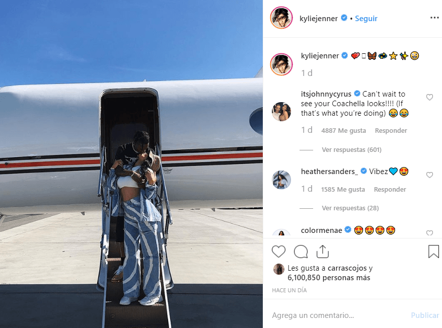 Kylie Jenner usó un 'outfit' de mezclilla despintada con un crop top blanco, y claro, vino con su novio Travis Scott.