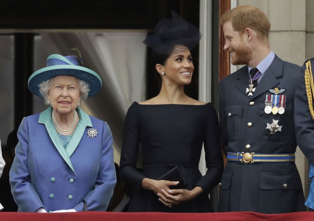 La Reina Isabel con el Príncipe Harry y Meghan Markle