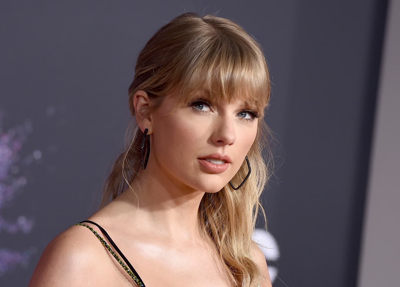 Comenzó como una cantante de country que poco a poco fue ganándose el corazón de la audiencia. Eventualmente se convirtió en una figura representativa de la cultura pop de esta década. Desde que comenzó a lanzar música pop, todas sus producciones se han convertido en éxitos absolutos. Aunque al principio prefería no mostrar su opinión sobre temas polémicos, en los últimos años Swift se ha mostrado a favor de la comunidad LGBT, además de ser muy vocal sobre la lucha constante que viven las mujeres en el mundo del espectáculo, a diferencia de los hombres. A sus 29 años, Taylor ha ganado 200 reconocimientos, incluyendo 10 Grammys y un Emmy.