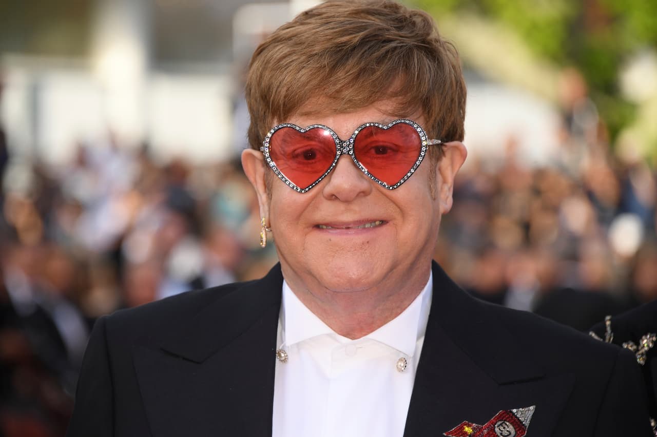 El cantante y compositor europeo, Elton John, confesó en 2010 que durante varios años peleó la batalla contra la bulimia.