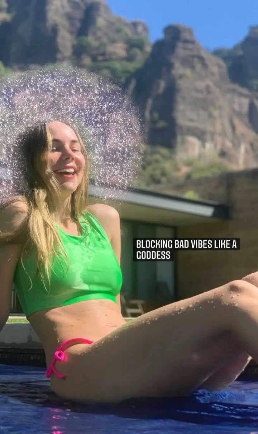 “Bloqueando las malas vibras como una diosa”, apuntó en otra de las imágenes que compartió.