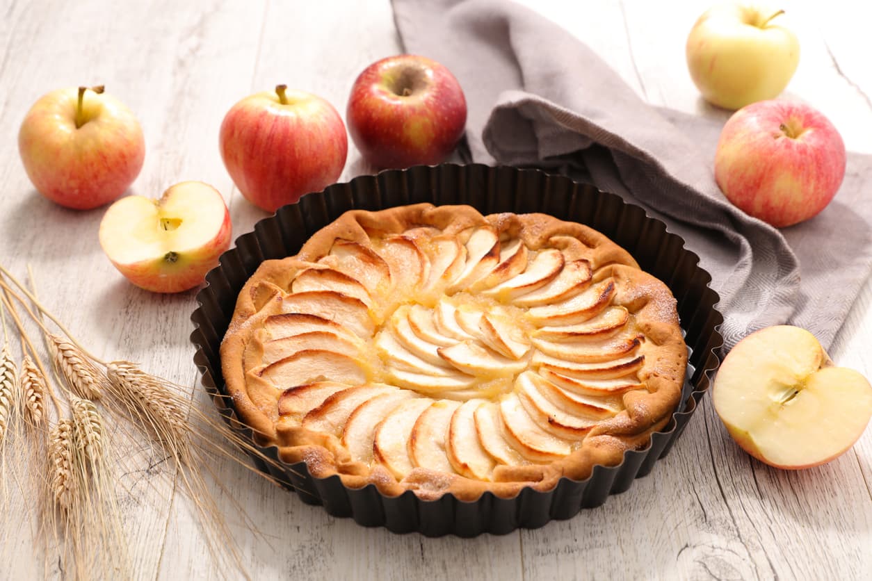 <b>Pay de manzana sin horno</b>
<br>A diferencia de otros pays de manzana, este se lleva las palmas porque se hace en un simple sartén, pero queda igual de delicioso que uno horneado. Seguro lo más difícil será pelar las manzanas (y sólo son dos).
<br>
<br>
<b>¿Qué necesitas?</b>
<br>2 manzanas
<br>30 gr de mantequilla
<br>100 gr de azúcar
<br>1 limón
<br>3 cucharadas de aceite
<br>2 huevos
<br>90 gr de harina
<br>1 cucharada de canela
<br>½ cucharada de levadura.