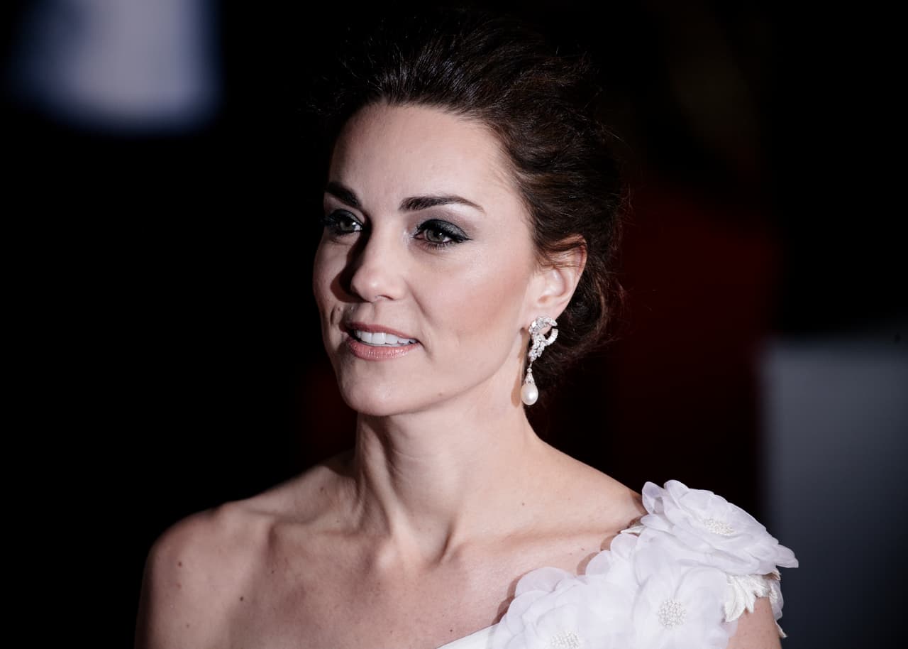 Aquellos pendientes fueron también a la colección de Kate Middelton y aunque no son vistos en público con frecuencia, se le pudo ver la Duquesa usarlos durante la alfombra roja de los premios BAFTA del 2019.