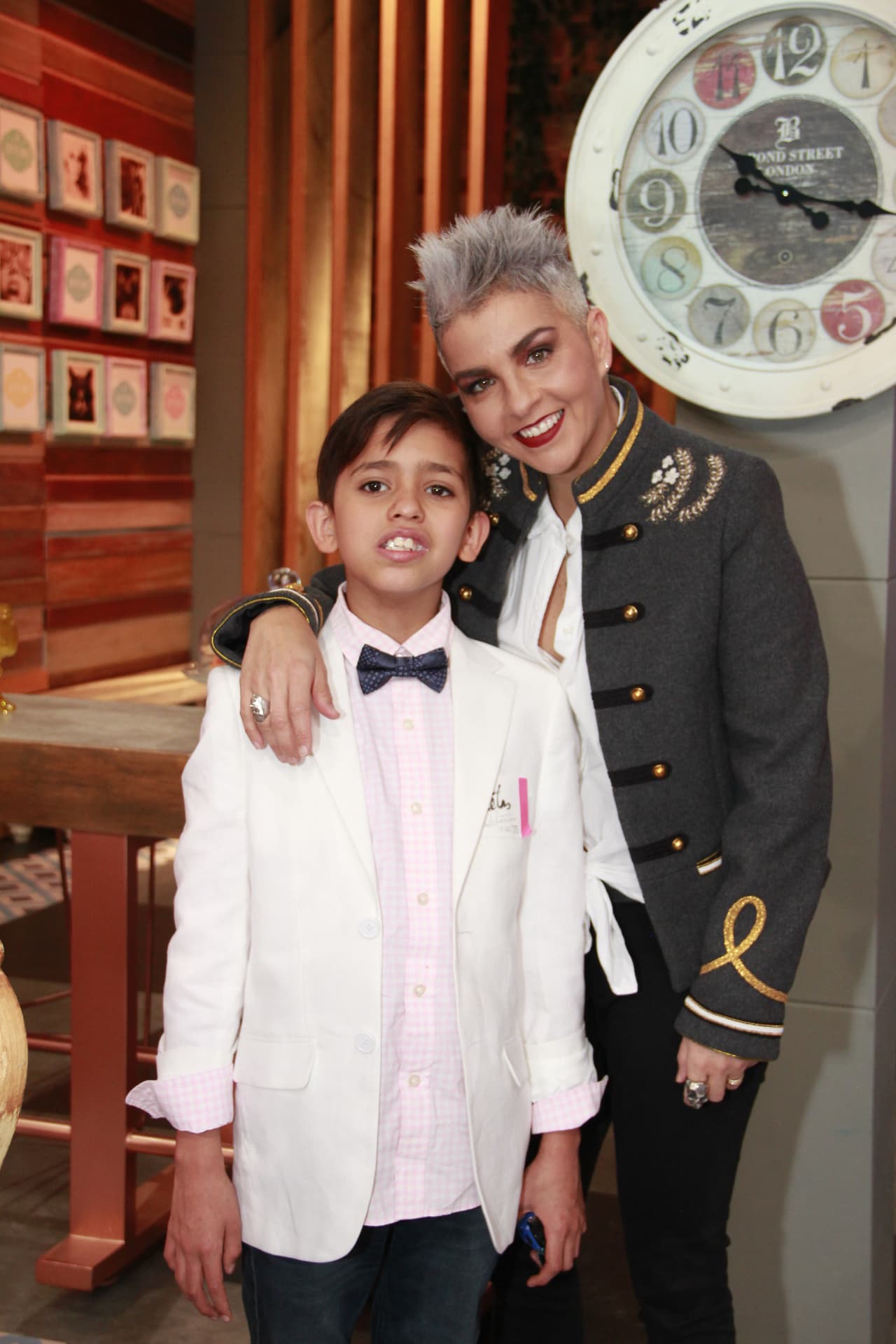 Federica de Kabah con su hijo Sebastián, quien fue muy elegante con camisa y saco blanco, y hasta un moño.