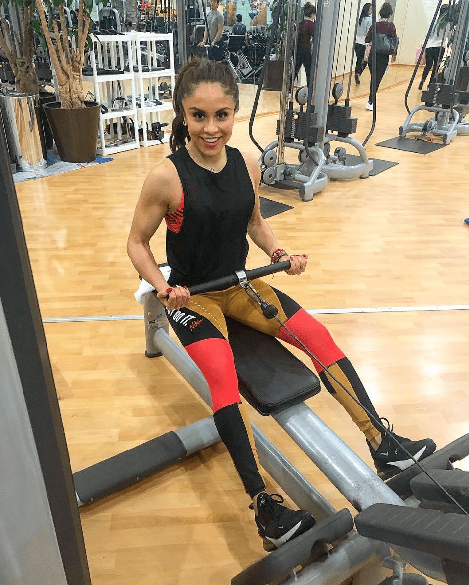 La mexicana Paola Longoria tiene más de 12 años dedicándose al racquetball de manera profesional. Desde 2011, Paola ha permanecido en el puesto número uno en el rankin de la Organización Profesional de Racquetball de Mujeres. La revista Forbes México la colocó como una de las 50 mujeres más influyentes de México en 2013. A pesar de su corta edad, Paola sueña con seguir acumulando premios y reconocimientos en la rama que practica; aunque no deja que la presión la domine, la chica es conocida por muchos como la mejor racquetbolista de la historia.