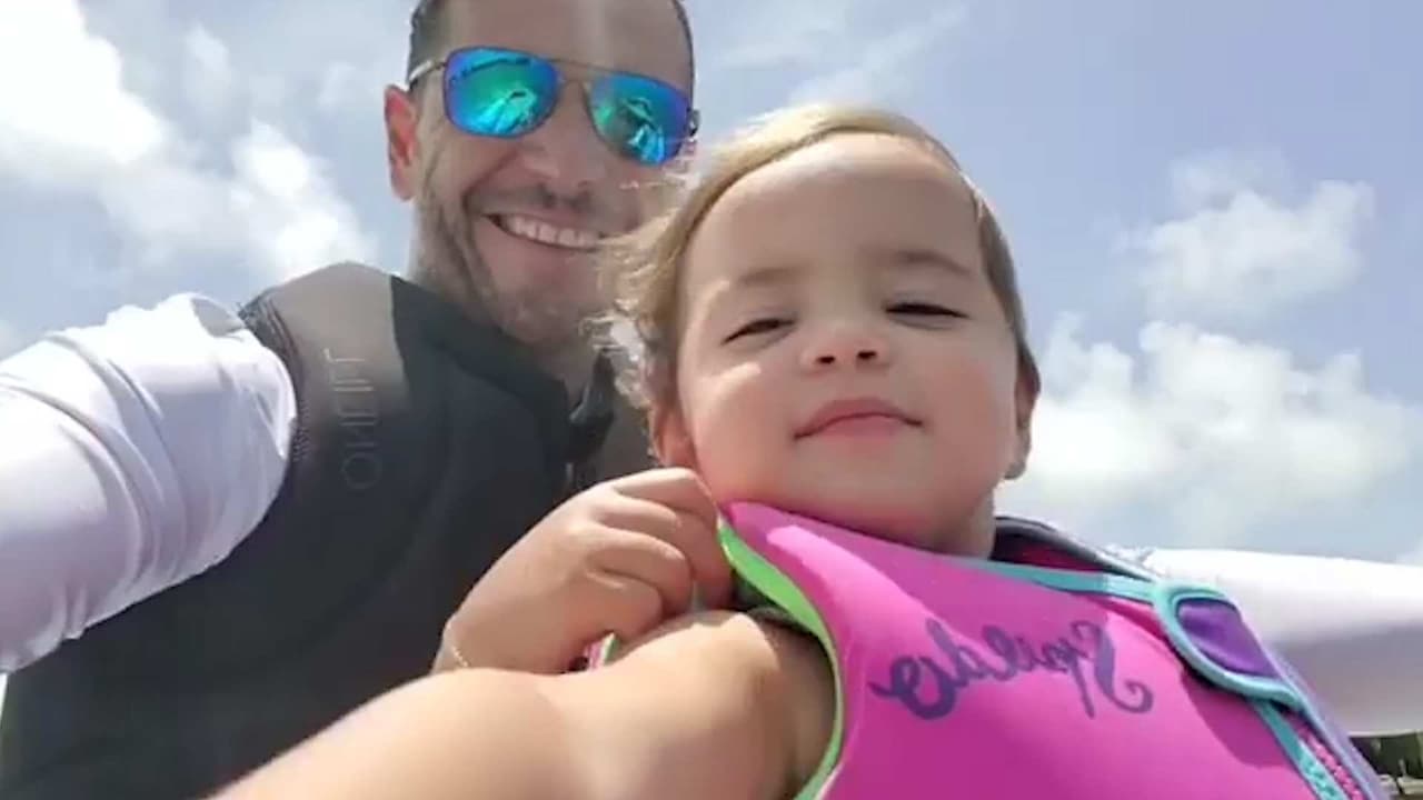 El tierno saludo de Paula, hija Jacky Bracamontes, mientras pasea con su papá en moto acuática: ‘¡Holaaa!’