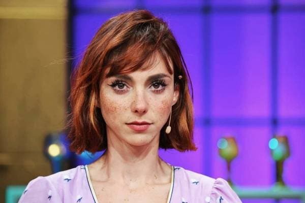 ROSTRO DE DIAMANTE: Se recomienda un fleco ligero, como en el caso de Natalia Téllez, degrafilado y que permita acomodarse hacia los lados, esto con la intención de que el flequillo permanezca como un elemento sutil en el rostro y no robe atención a los rasgos finos de una chica con rostro estilo diamante.