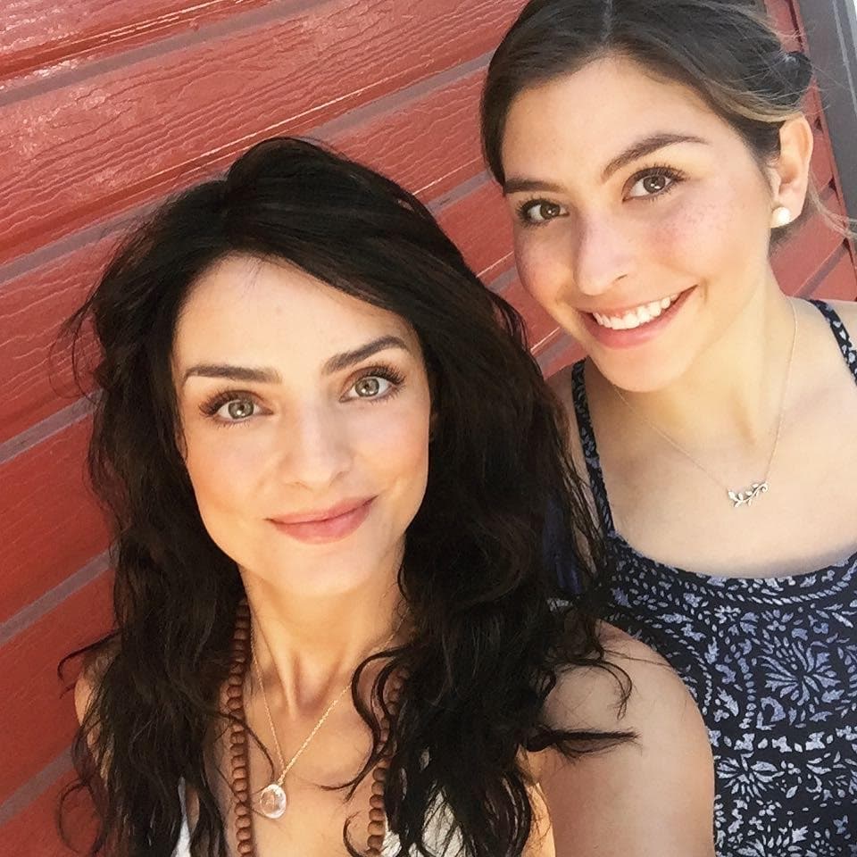 Aislinn y sus hermanas no tienen tanto parecido, y es que el gen de los Derbez siempre ha pervalecido entre los hijos del comediante, sin embargo, Ais, Chaira y Michelle son totalmente unidas. Además de estar junto a su hermana mayor el día de su boda y durante su primera embarazo, Michelle Aguilera partició como dama de honor cuando Aislinn y Mauricio Ochmann se casaron. Las hermanas menores de la hija de Derbez viven alejadas de los medios públicos, a gran diferencia de su hermana mayor, sin embargo, se presume que son muy presentes en la vida de la actriz, y la felicitación de Aislinn por los 26 años de vida de Michelle. 
<br>