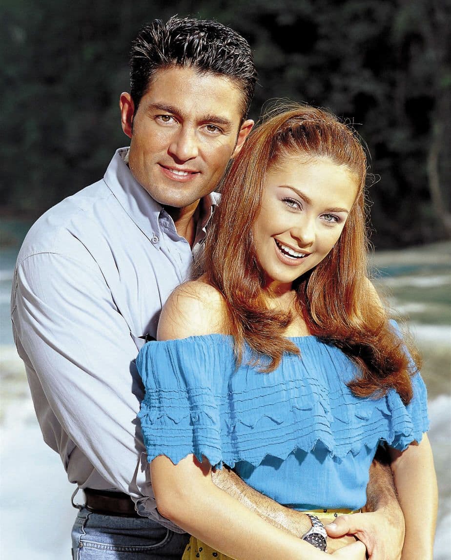 Un año después apareció en ‘Alma Rebelde’ y en el año 2000 protagonizó ‘Abrázame muy fuerte’, junto a Fernando Colunga, uno de los melodramas más recordados de su carrera.