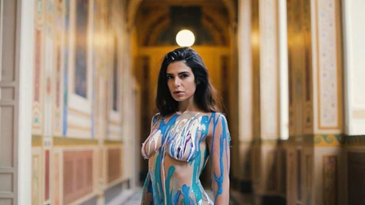 La modelo refugiada que huyó del Gobierno iraní por posar desnuda