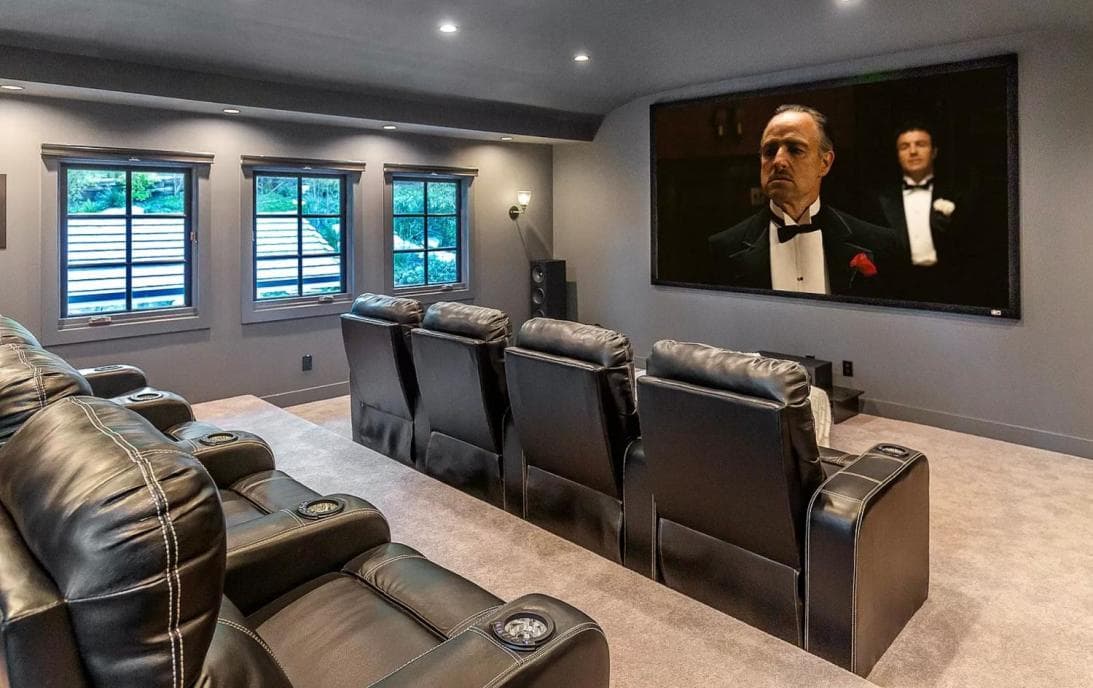 Además la casa está equipada con su propio cine, para cuando Miley quiera pasar una tarde en casa con su actual pareja, Cody Simpson.