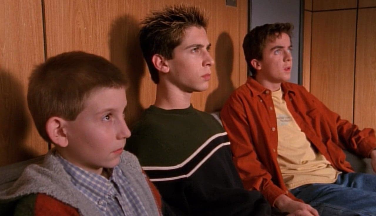 <b>2. Hal, Reese y Dewey son los únicos tres personajes en aparecer en todos los capítulos de la serie: </b>Incluso hay un episodio centrado en las aventuras de Dewey cuando su niñera tiene un infarto y él se queda solo sin que su familia se entere.
