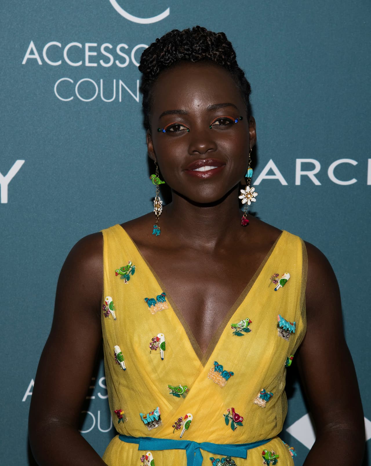 Lupita Nyong'o llamó la atención por su delineador naranja, que combinó con piedras de fantasía.